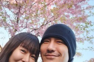 胡兵与柯蓝在微博晒合影疑似公布恋情是真的么