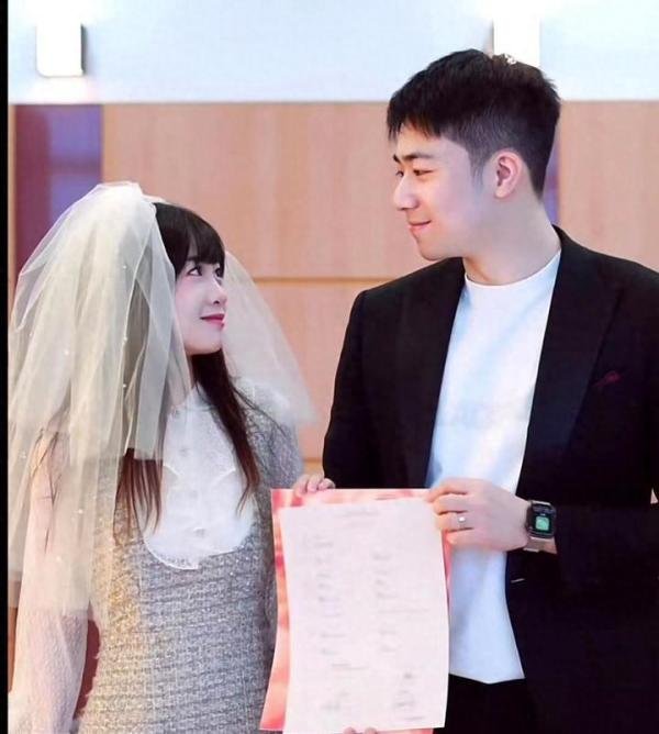 特步公主晒与七匹狼公子婚后生活，开普通车喝平价水，处处接地气