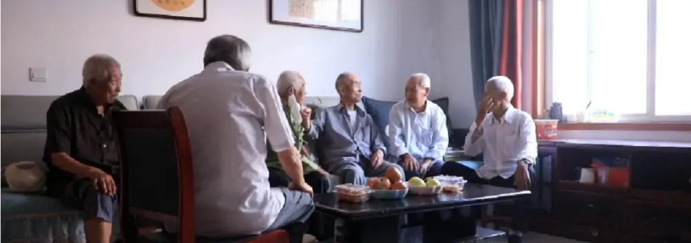 山东菏泽6名白发老人探望101岁老师,启蒙恩师在人生中有何重大意义?