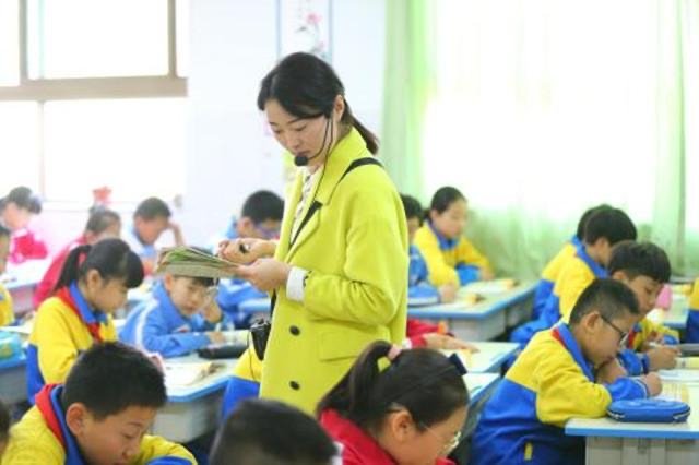 委员建议提升中小学男教师比例。老师比例会影响学生教育吗？