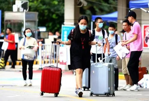 西安女生步行5分钟大学报到，距家仅600米引网友羡慕，这是怎样的体验？