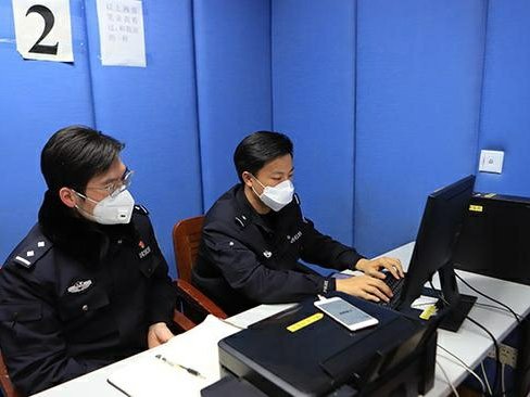广西5名男子看不惯情侣秀恩爱实施抢劫，你如何看待此五名男子的行为？
