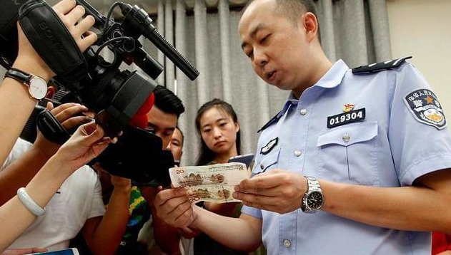 被千元假钞买走半扇猪的老人发称骗子已落网，老人获得了好心人的哪些帮助？