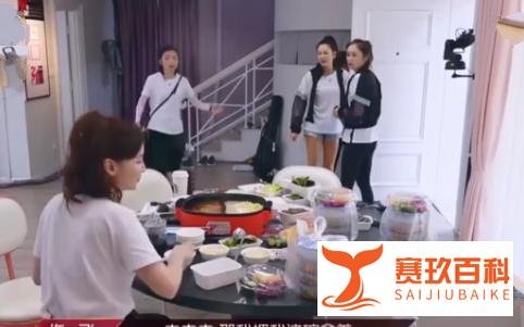 <<乘风破浪的姐姐>>许飞端碗火锅上车,上了热搜,我笑弯了腰