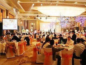 商丘一婚礼现场放录播仪式新人台下吃席，这种仪式会成为潮流吗？