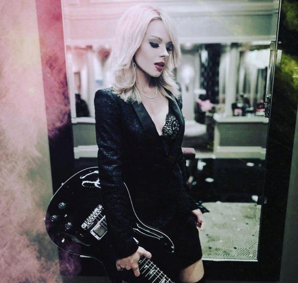 迈克尔杰克逊this is it吉他手orianthi