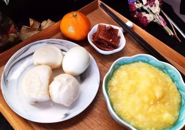 家长发现学校旁早餐铺粥杯印脏话,为何总会有人将“粗俗”当“有趣”?