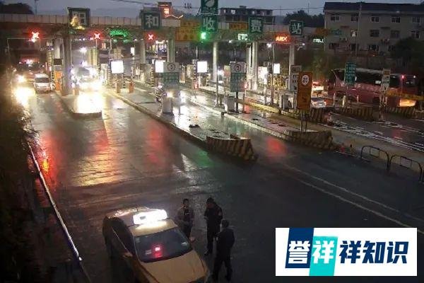 神操作!司机遇险暗打手势收费员秒懂报警