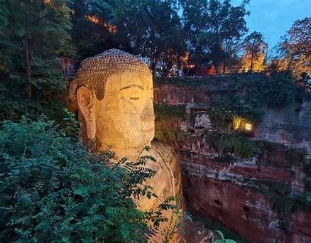乐山大佛脚下水位持续下降:部分河床裸露在外,干旱过后会带来哪些后果?
