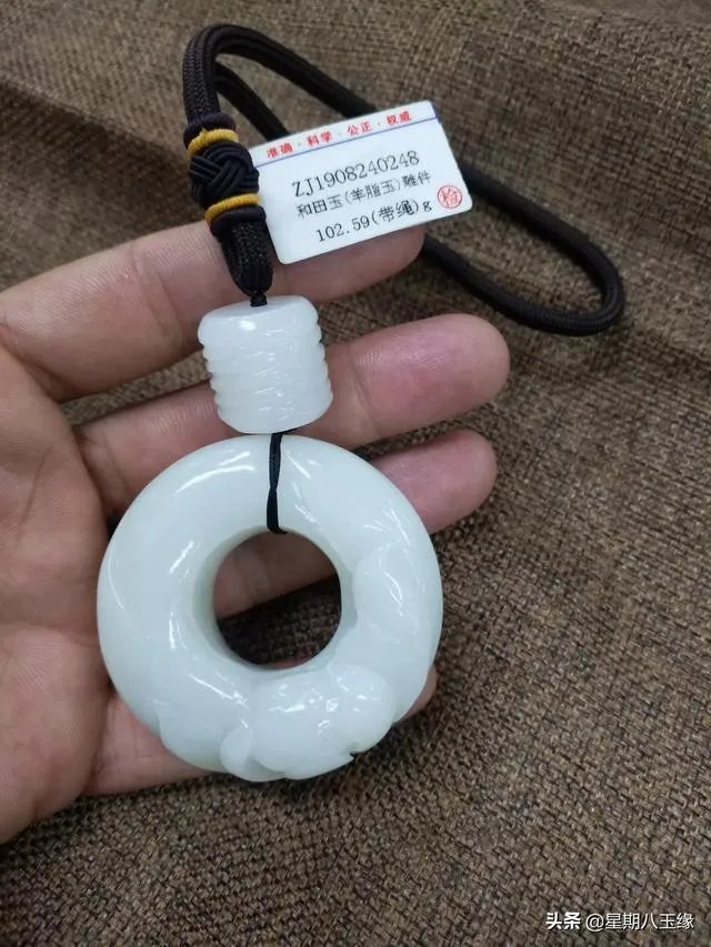 怎样挑选新疆和田玉把件?