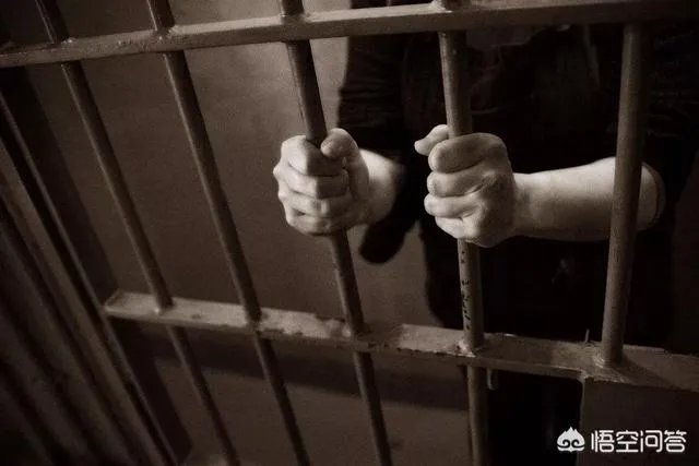 你如何看待深圳男子违规闯妇科被打，港大医院打人医生被拘3日这件事？