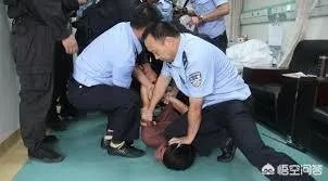 你如何看待深圳男子违规闯妇科被打，港大医院打人医生被拘3日这件事？