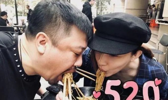 贾冰李丽丽又是什么关系，贾冰老婆照片是李丽丽吗