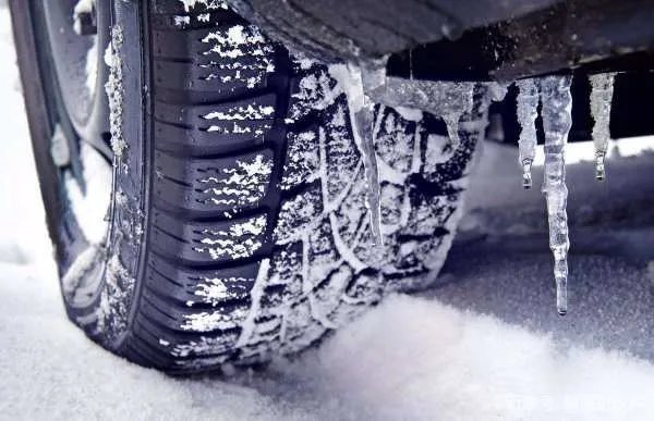 车辆在冰雪路面行走一般会给车轮上防滑，原理是什么？