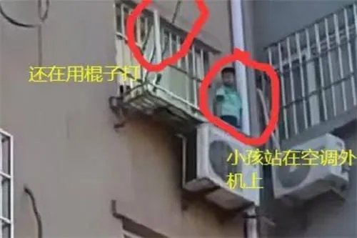 男孩坠楼后还哭喊：妈妈别打我 打人者系孩子母亲