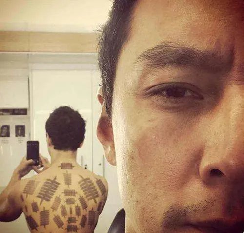 吴彦祖罕见晒自拍“惨不忍睹”  背后的纹身遭网友攻击