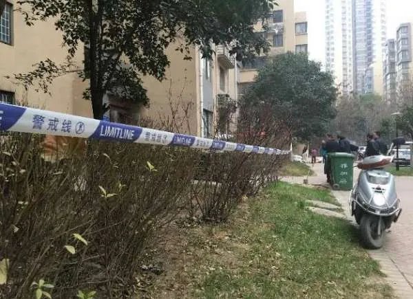 西安一刚出生女婴被从小区楼上扔下死亡了吗？