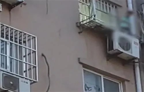 男孩坠楼后还哭喊：妈妈别打我 打人者系孩子母亲