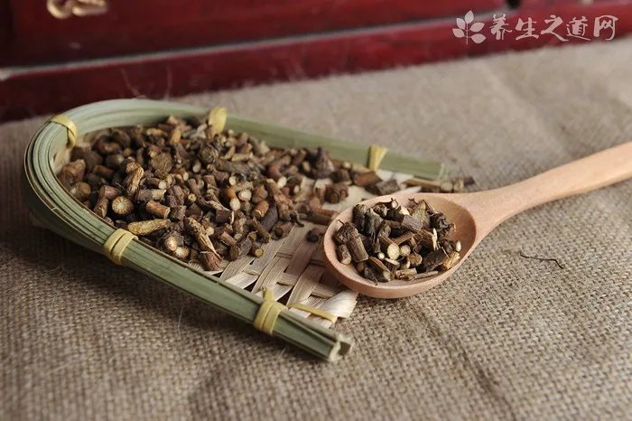 樟树皮煮水有什么功效(樟树皮煮水的作用介绍)
