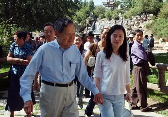你们怎么看待杨振宁分割遗产？