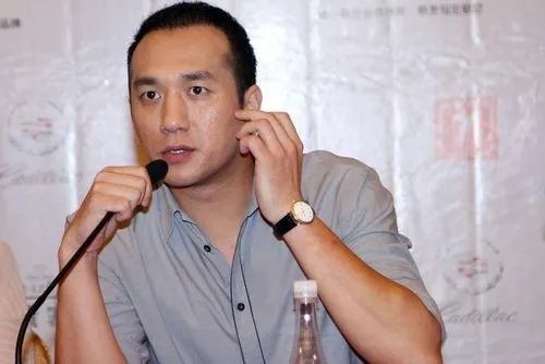 黄觉只是改个微博认证，为何还能占据微博一条热搜？