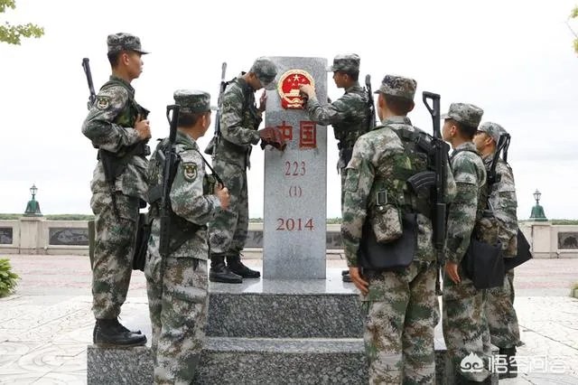 为什么打野战时要穿迷彩服呢?