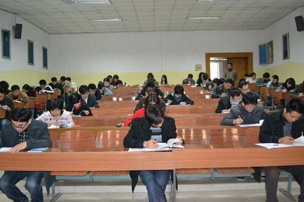 被堂姐顶替上学一事处理结果公布，堂姐被处以停职处理，合理吗？