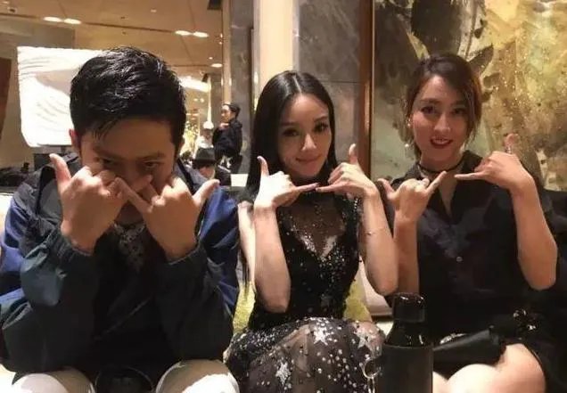 为什么李小璐只删除微博中关于PGone的内容却不取消关注？