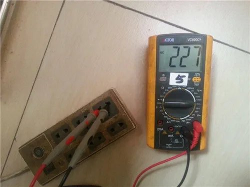怎样使用万用表测电压