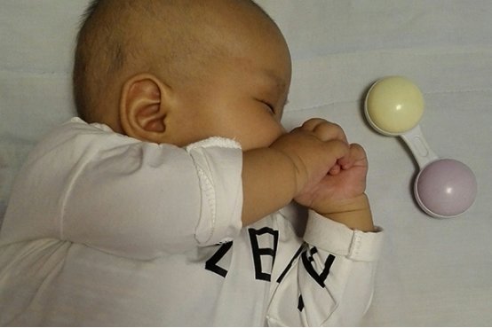 宝宝睡觉突然大哭是什么原因