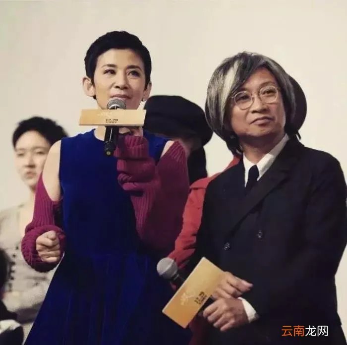 吴君如老公，53岁吴君如为满头白发的老公庆生