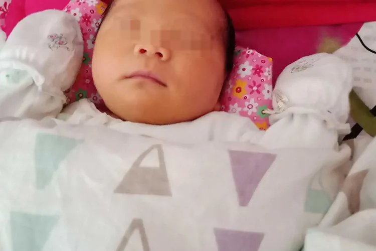 新生儿睡姿正确图片
