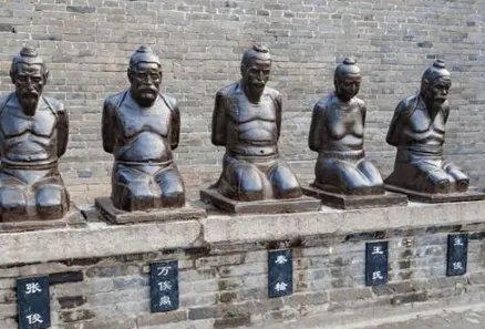 岳飞墓前跪着的五个人分别是谁？除了秦桧夫妇还有谁？