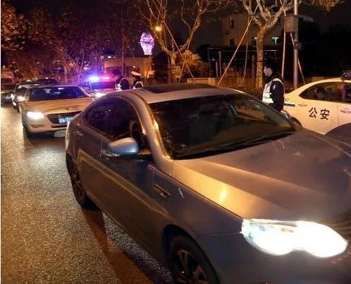醉驾男大闹交警队?