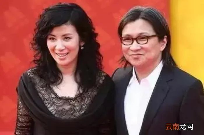 吴君如老公，53岁吴君如为满头白发的老公庆生