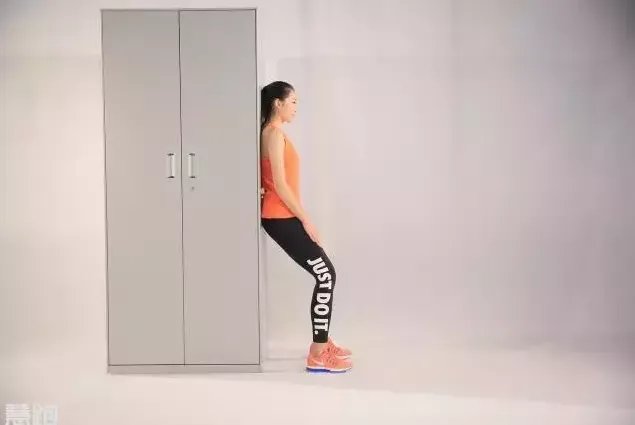 靠墙静蹲看起来很简单，但是你真的做对了吗？