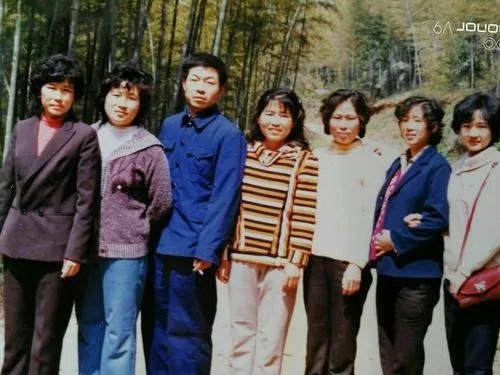 兄弟姐妹7人还原老照片场景,这样的场景有多温馨?