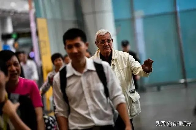 里皮在阿联酋受到当地副酋长的接见,国足为什么这么有面儿?