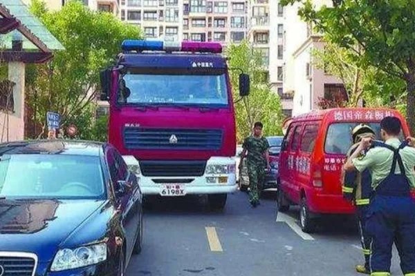 山东小区多辆私家车挡住消防车道,竟被居民掀翻!你如何看待违停行为?