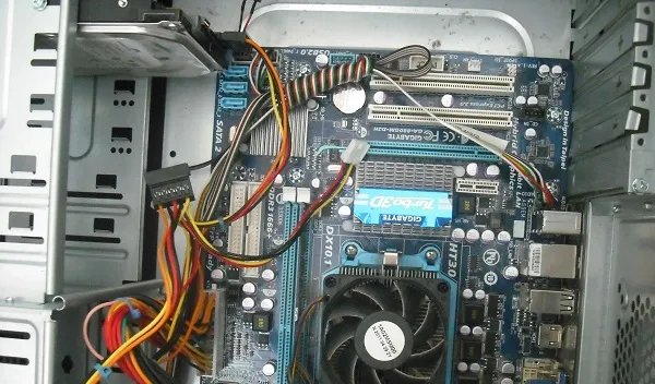 电脑显示屏显示无信号输入是怎么回事