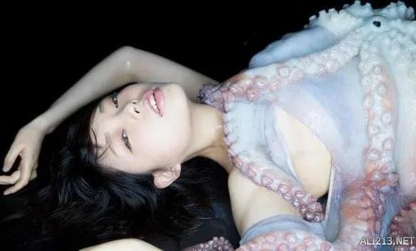 大耻度妹子拍摄触手play 只穿内衣被活章鱼压身下！
