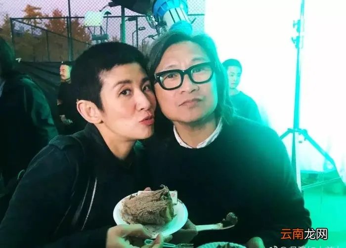 吴君如老公，53岁吴君如为满头白发的老公庆生