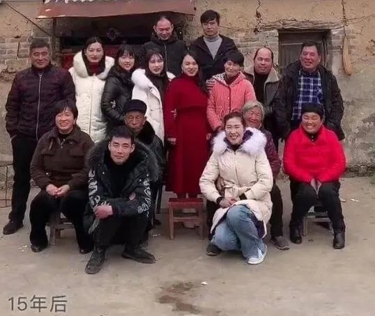 兄弟姐妹7人还原老照片场景,这样的场景有多温馨?