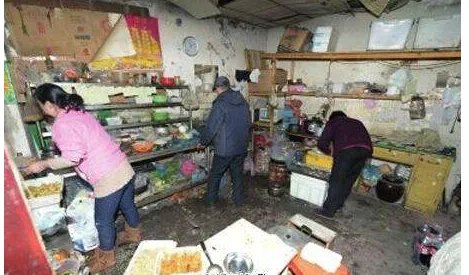 北京黑盒饭窝点曝光了什么问题？