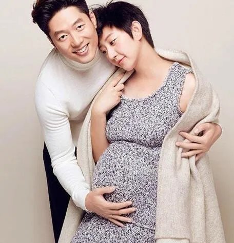 女星唐一菲生子引关注 儿子重六斤半与凌潇肃秀恩爱