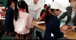 安迪瑟金斯跟六小龄童,谁的猴戏演的比较好?如何评价这两个东西方的猴戏演员?