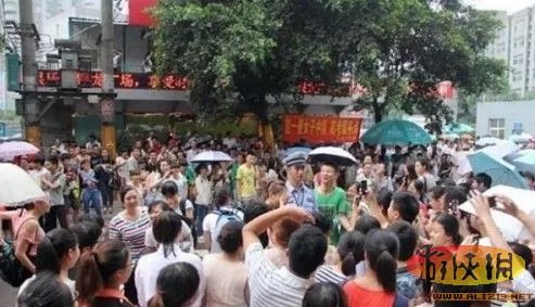 交警太帅惨遭考生围观 宜宾最帅交警意外走红