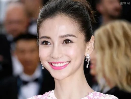 杨颖的胸多大 杨颖真的有隆胸的经历吗