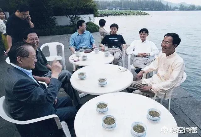 请问你怎么看待人民网观点:“没有所谓的马云时代,只有时代中的马云”?