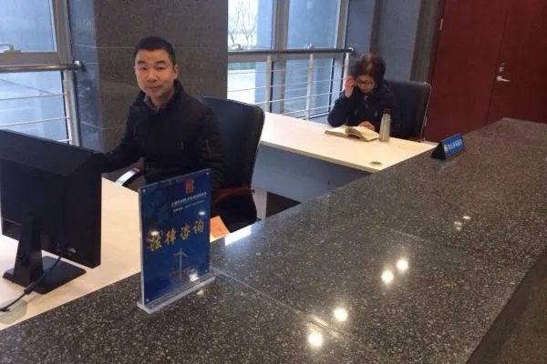 咨询一个法律问题，去律师事务所要收费吗？